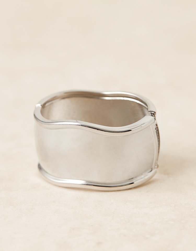 https://images.asos-media.com/products/asos-design-chunky-bangle-in-silver-tone/209395552-2?$n_750w$&wid=750&fit=constrain