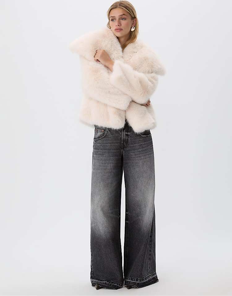 https://images.asos-media.com/products/stradivarius-cropped-faux-fur-jacket-in-ecru/209474109-3?$n_750w$&wid=750&fit=constrain