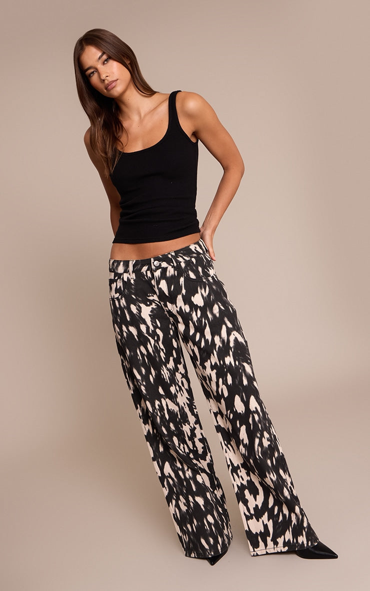 https://cdn-img.prettylittlething.com/2/5/f/7/25f74d577a4bb6ecc0ddc45b94f882c293704f61_CNO3411_1_mono_leopard_slouchy_wide_leg_jeans.jpg