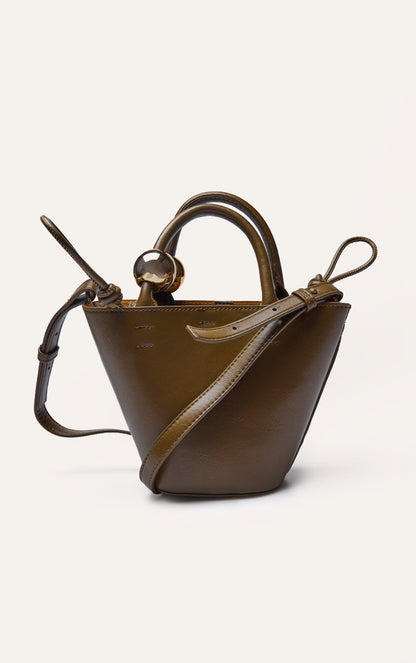 https://cdn-img.prettylittlething.com/2/6/f/4/26f4f2398b9ea63143b80f6995bc9f4759523b61_CNO0735_4_olive_bead_handle_bucket_cross_body_bag.jpg