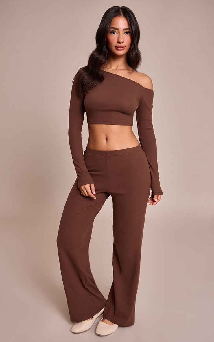 https://cdn-img.prettylittlething.com/3/0/8/5/30857b15d3a9ffe1ec3307fa60abbae8b24ba188_cno5328_3_petite_chocolate_one_shoulder_long_sleeve_top.jpg