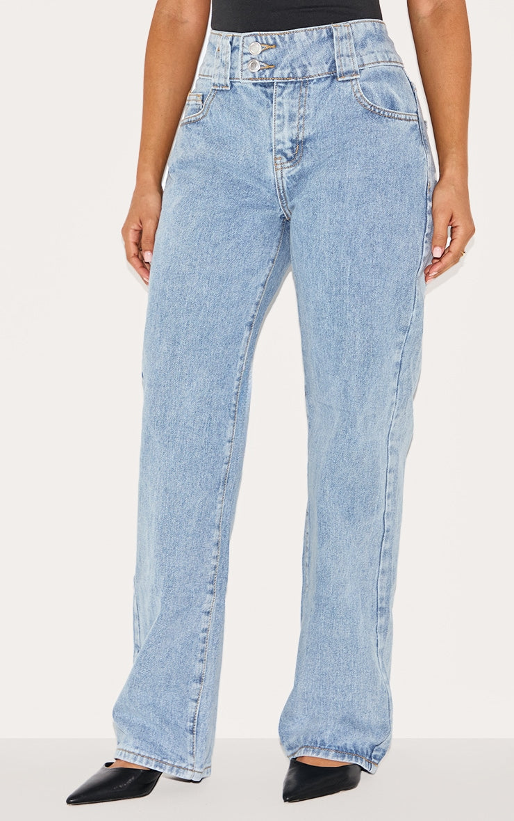 https://cdn-img.prettylittlething.com/3/3/2/c/332cfdddd4642a690fdcede8364fe08a054c3bb6_CNE7314_2_petite_light_blue_wash_denim_straight_leg_jeans.jpg