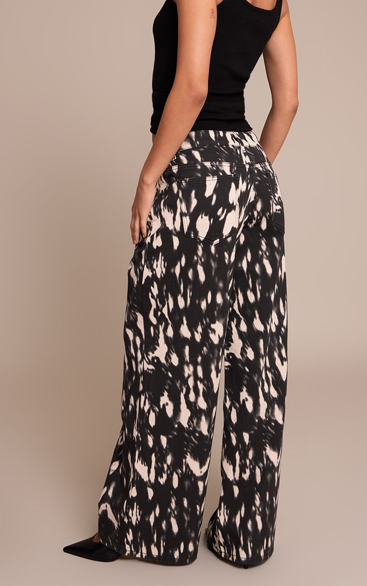 https://cdn-img.prettylittlething.com/3/6/3/3/363353a6765d837e7a6fb627933df04cc015e369_CNO3411_3_mono_leopard_slouchy_wide_leg_jeans.jpg