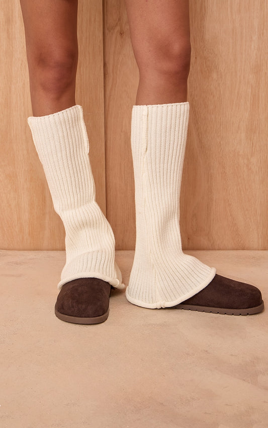 https://cdn-img.prettylittlething.com/3/9/6/2/39628cede89aabacae7b17aadcb1c9fba6d7dbf8_CNF9698_1_white_ribbed_flared_leg_warmers.jpg