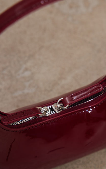 https://cdn-img.prettylittlething.com/3/d/2/6/3d264b8d51e8e5bec6c8b261de9ab39d4001531c_CNH0025_4_burgundy_patent_simple_structured_double_zip_shoulder_bag.jpg