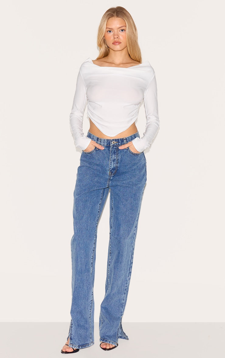 https://cdn-img.prettylittlething.com/4/5/2/c/452c02e97f9dae24363c7034d91b34bae54ef7c9_CMM6580_1_vintage_wash_split_hem_jeans.jpg