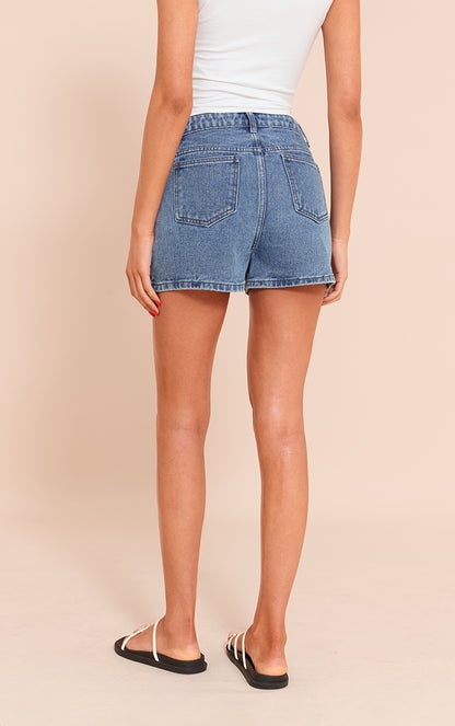 https://cdn-img.prettylittlething.com/4/f/1/c/4f1cd6dc0694597d5967d29dcc925b6783a34a27_CNM5561_3_tall_mid_blue_wash_high_waisted_basic_shorts.jpg