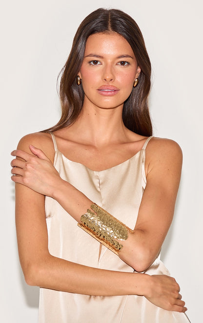 https://cdn-img.prettylittlething.com/5/0/7/3/507330ec3c82951318998fb3625429ea8bfb4618_CNN1131_1_gold_hammered_textured_large_cuff.jpg