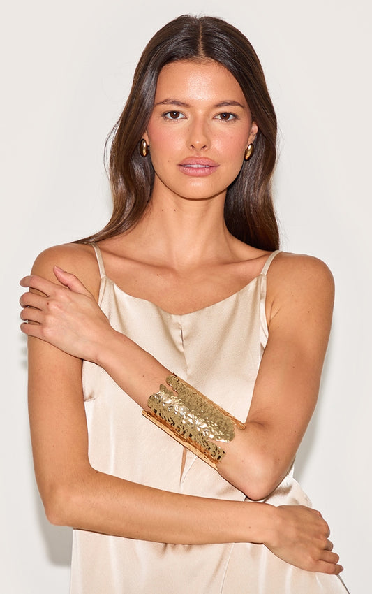 https://cdn-img.prettylittlething.com/5/0/7/3/507330ec3c82951318998fb3625429ea8bfb4618_CNN1131_1_gold_hammered_textured_large_cuff.jpg