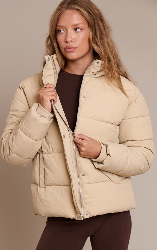 https://cdn-img.prettylittlething.com/5/e/b/2/5eb2e6d525e69df547be69fe5a2dc4cb7a4094a0_CNN9886_1_stone_hooded_puffer_jcket.jpg