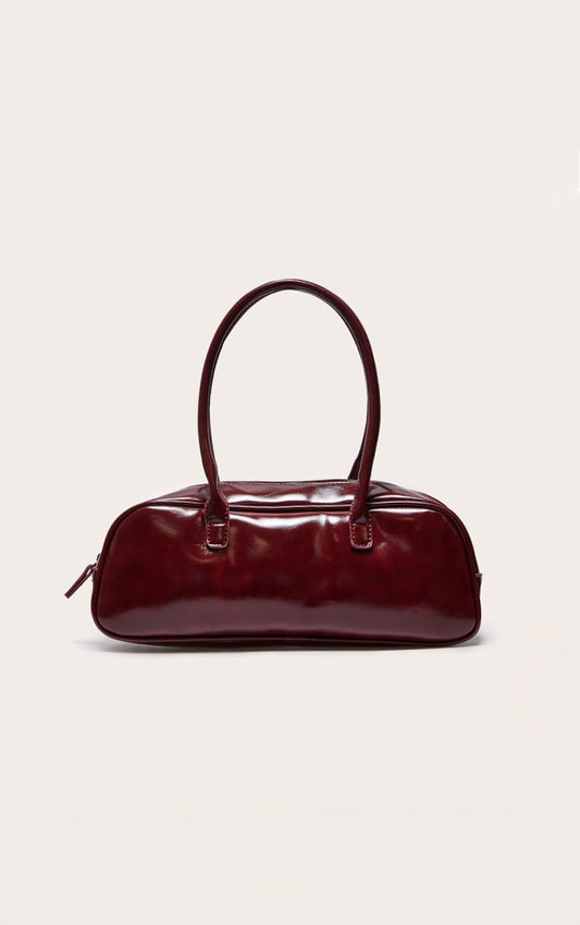 https://cdn-img.prettylittlething.com/7/5/8/1/758132793844da3cbf9927f3e7dc215c7c7cd0e1_CNJ6693_1_burgundy_patent_pu_baguette_shoulder_bag.jpg