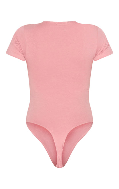 https://cdn-img.prettylittlething.com/8/6/b/c/86bc146b2db72863b4416d52b52ab829a6df9bda_CNF2379_6_prettylittlething_light_pink_logo_short_sleeve_bodysuit.jpg