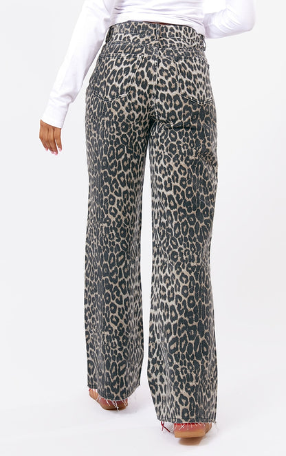 https://cdn-img.prettylittlething.com/9/4/5/3/94533eeb69c6a32054db00dcd6e59f278b1fff87_CNI7417_3_brown_leopard_print_denim_wide_leg_denim_jean.jpg