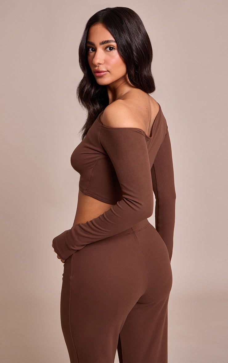 https://cdn-img.prettylittlething.com/9/7/f/3/97f37ead7e8a406a6648d4481c604347726ace2b_cno5328_2_petite_chocolate_one_shoulder_long_sleeve_top.jpg
