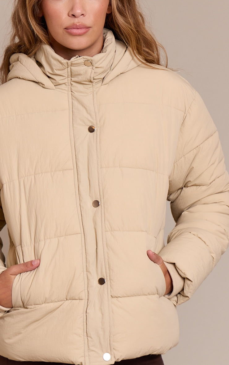https://cdn-img.prettylittlething.com/9/e/4/6/9e46276eab7b5b37355341064eef729c63b1f33b_CNN9886_4_stone_hooded_puffer_jcket.jpg