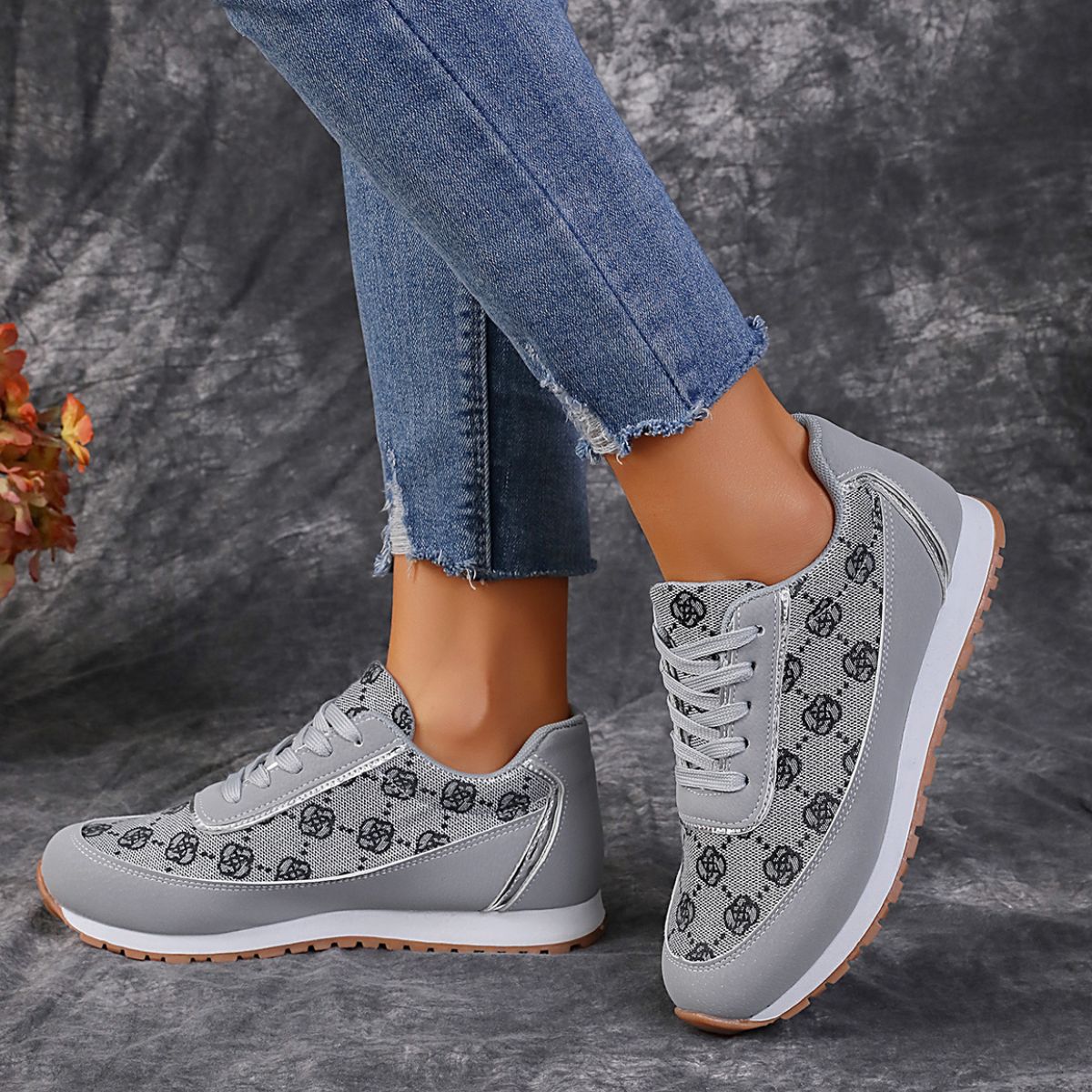 Floral Contrast Round Toe Athletic Gray