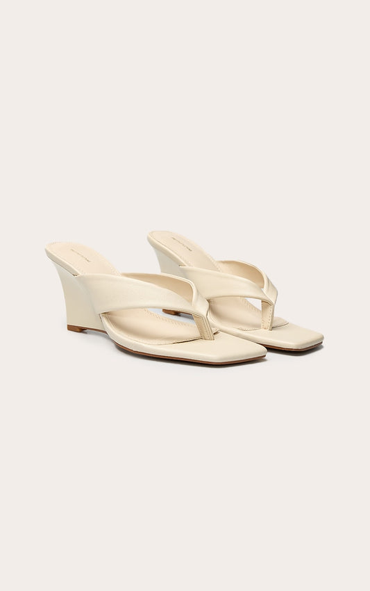 https://cdn-img.prettylittlething.com/c/e/7/6/ce764f27af20c987b214483176078b93741c0645_CNN0602_3_cream_pu_toe_thong_high_heeled_mule_wedges.jpg