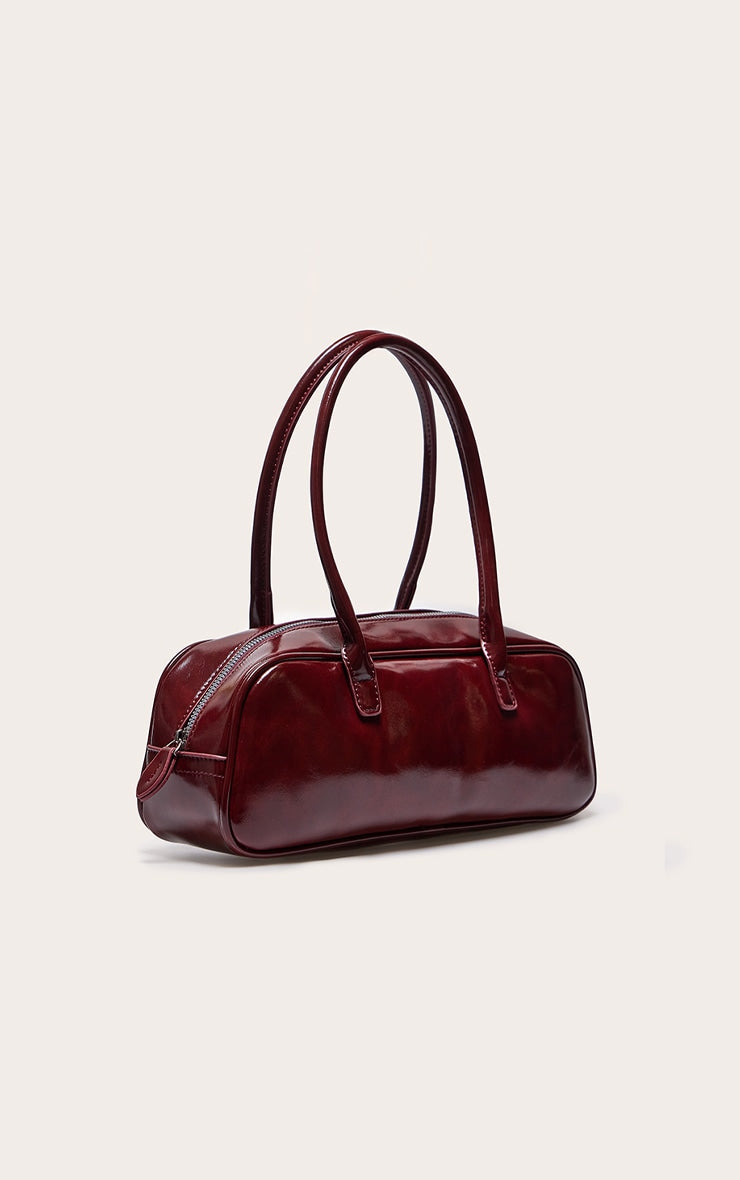 https://cdn-img.prettylittlething.com/d/3/4/0/d34006fe7b4a5f22b9dde775f2c5477826b8f9b6_CNJ6693_2_burgundy_patent_pu_baguette_shoulder_bag.jpg