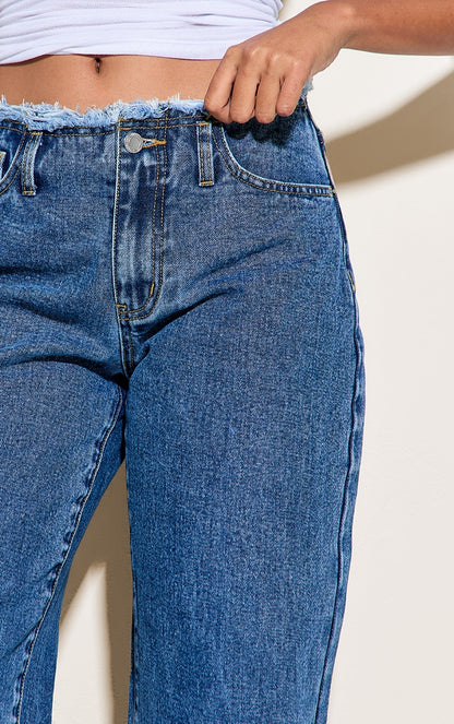 https://cdn-img.prettylittlething.com/d/9/9/c/d99ce9039932a20db09c1b85dc288a9e1e531593_CNN6887_4_mid_blue_wash_fray_waistband_low_waist_straight_leg_jean.jpg