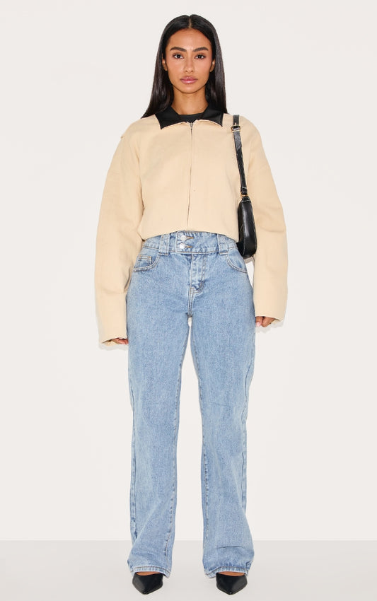https://cdn-img.prettylittlething.com/d/d/d/1/ddd1d3a6c32a93992fe91dfbd1fbb2984f7d9ef2_CNE7314_1_petite_light_blue_wash_denim_straight_leg_jeans.jpg