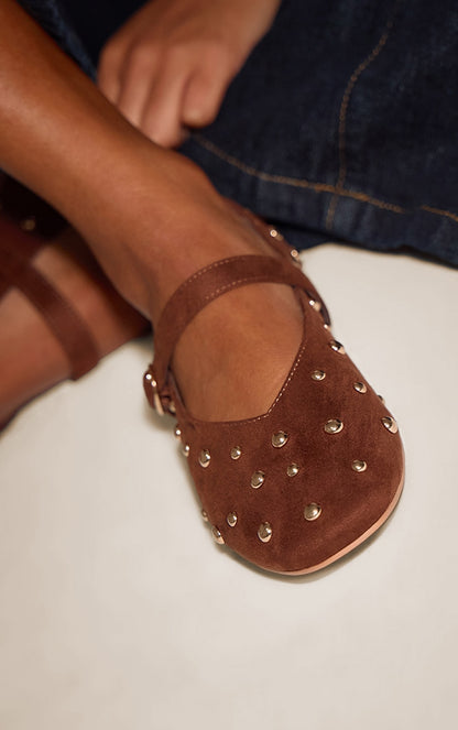 https://cdn-img.prettylittlething.com/f/4/2/a/f42a445536e1ed77b9c26a6547bcbd372c6b8acd_CNN8738_1_tan_faux_suede_gold_studded_ballet_pump.jpg